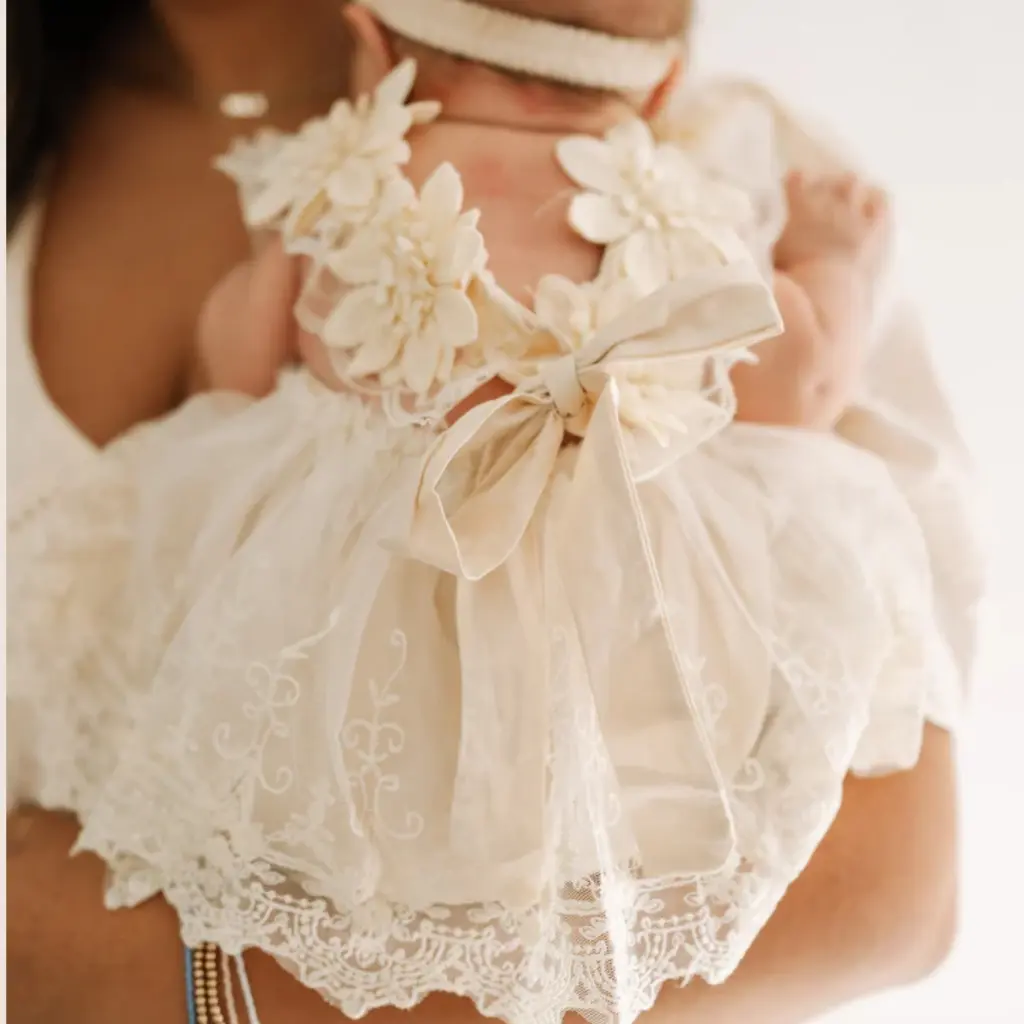 Logo para estudio de tatuaje minimalista circular en tonos gris y blanco. (15).webp