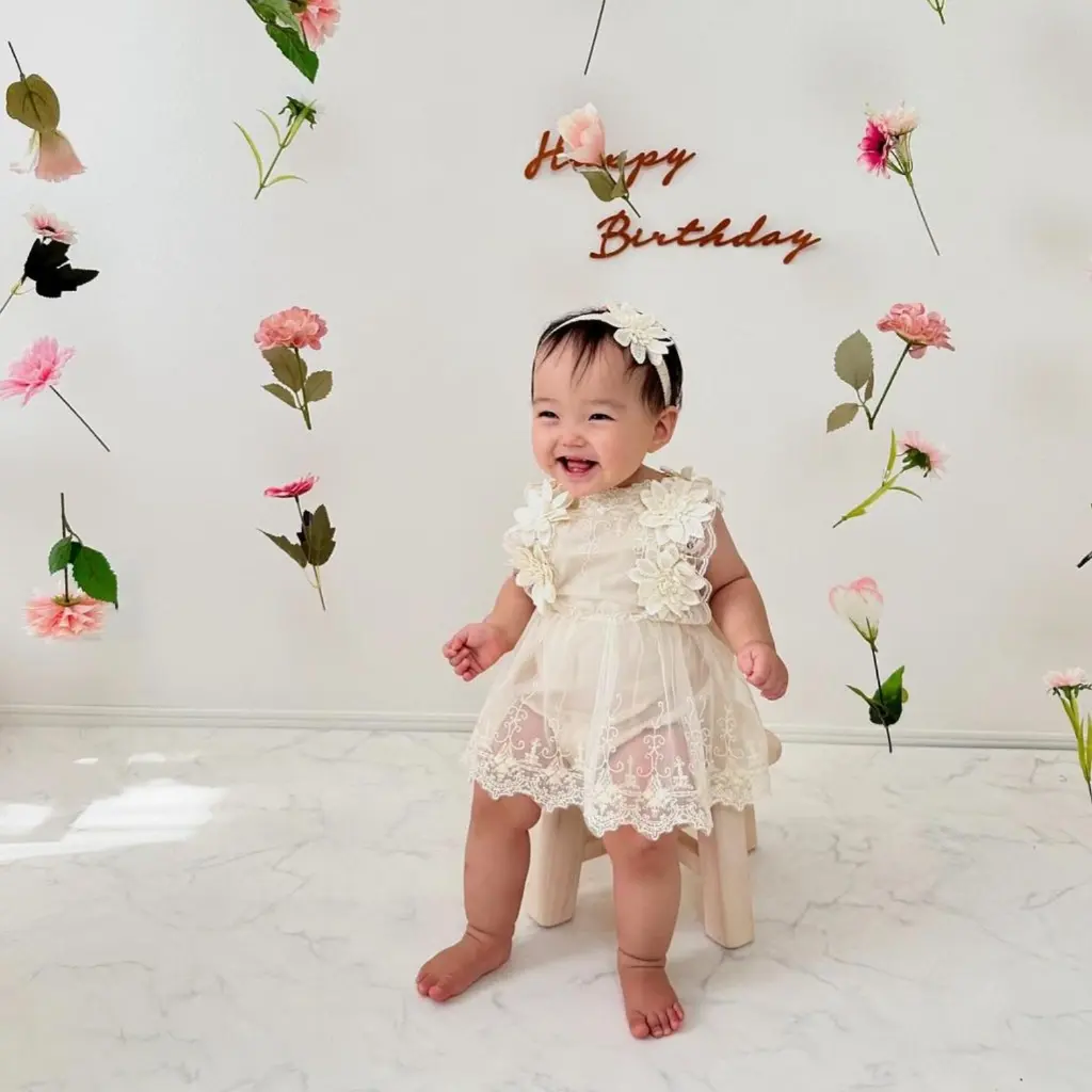 Logo para estudio de tatuaje minimalista circular en tonos gris y blanco. (18).webp