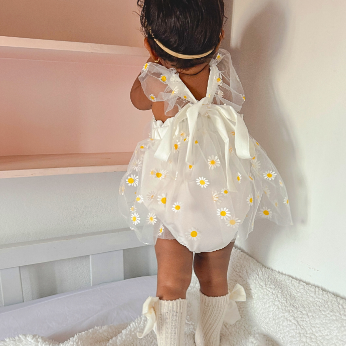 Logo para estudio de tatuaje minimalista circular en tonos gris y blanco. (18).webp